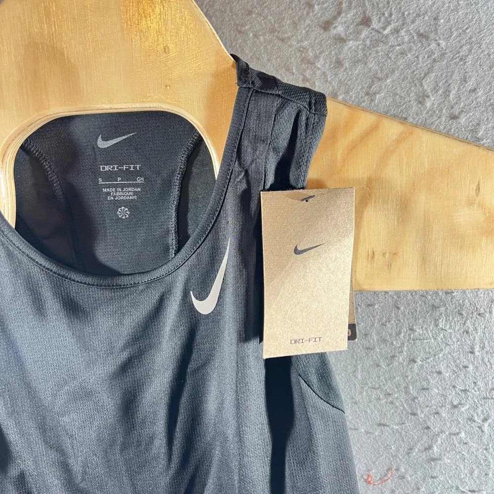 1135 | NWT Nike Dri-FIT Athletic Performance Cropped Tank Top Black Womens S